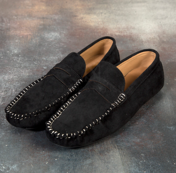 Sepatu Moccasin dengan Aksen Jahitan Kontras